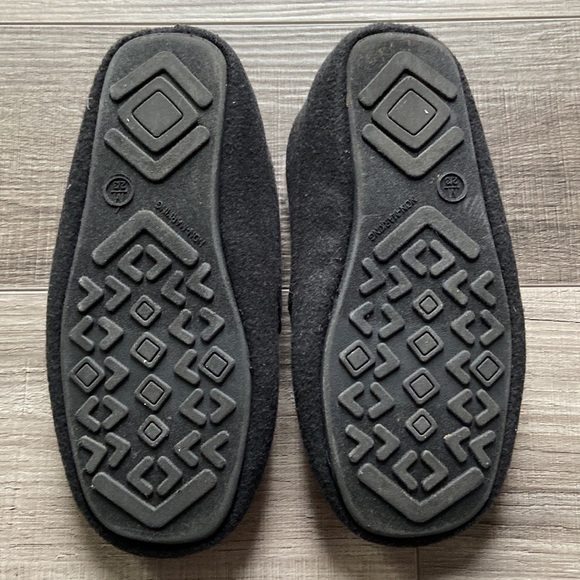 Nearly New Cat and Jack Slippers, size 2/3 - Picture 2 of 4